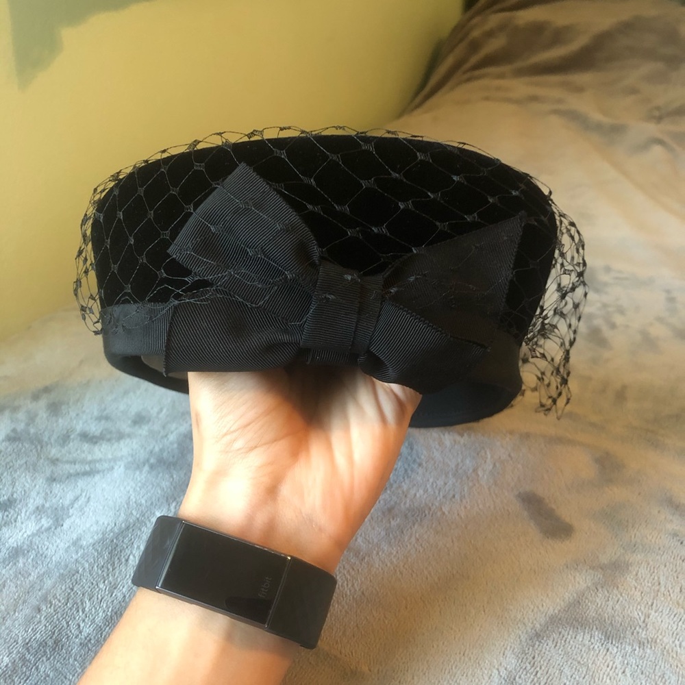 Vintage 1940s Pillbox Hat with Netting Details